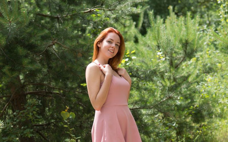 Candy Red, knappe jonge vrouw met rood haar, naakt in het bos