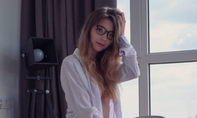 Een mannenoverhemd, een geil brilletje, grote tieten en naakt