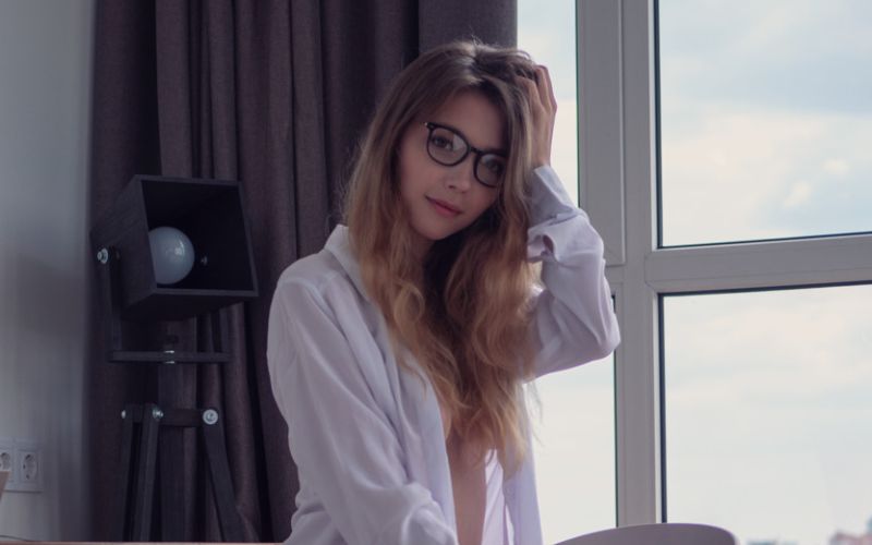 Een mannenoverhemd, een geil brilletje, grote tieten en naakt