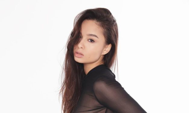 Naakte Vrouwen, van geile knielaarzen tot een roze broekje