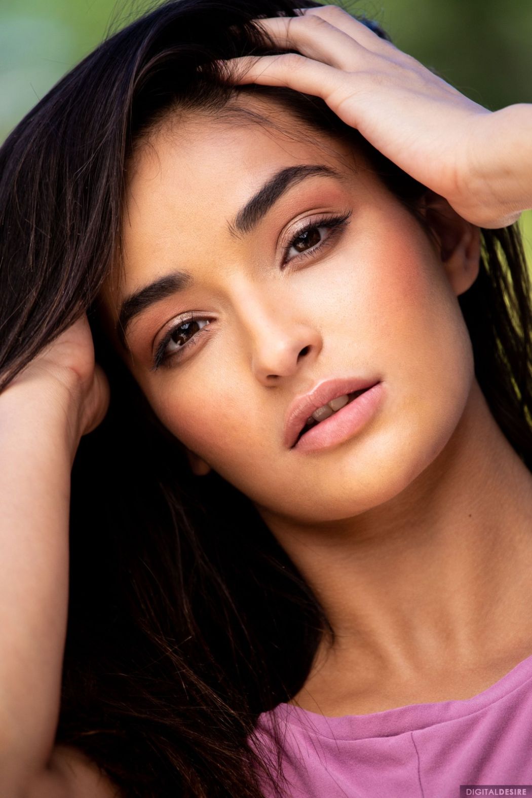 Ze heeft een zwoele blik in de aanbieding