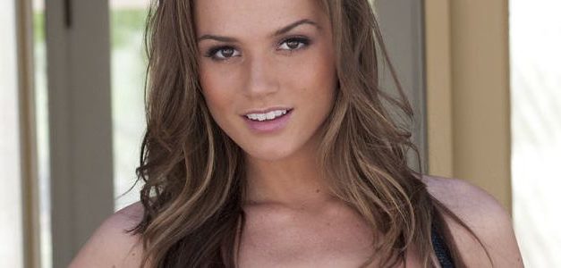 Rijke milf en haar echtgenoot hebben een geil trio met een knappe tiener