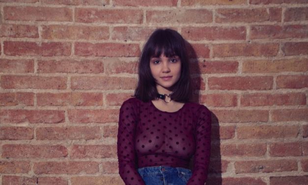 Knappe tiener met grote borsten gaat naakt op de bank