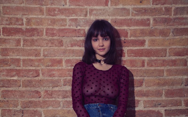 Knappe tiener met grote borsten gaat naakt op de bank