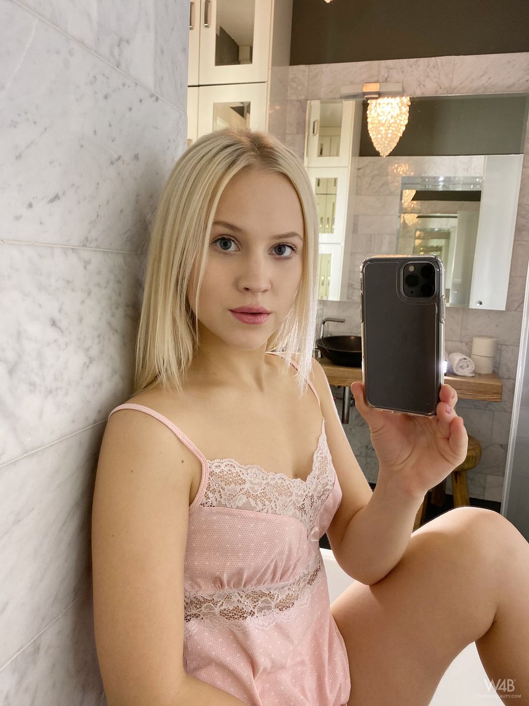 nikki maakt graag naakte selfies 004