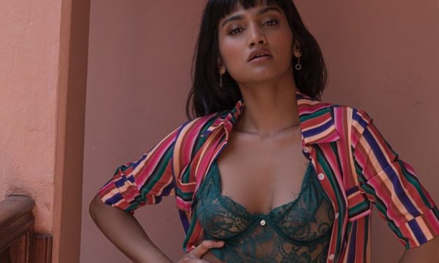 Angel Constance, knappe donkerharige vrouw, trekt haar lingerie uit