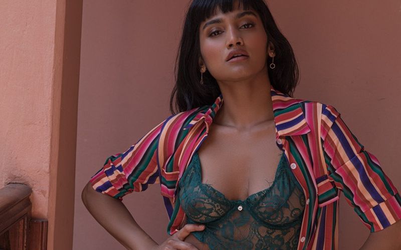 Angel Constance, knappe donkerharige vrouw, trekt haar lingerie uit