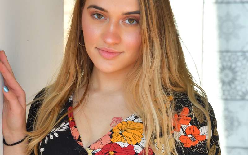 Serena, zomerjurkje, mooie lange benen en bloot