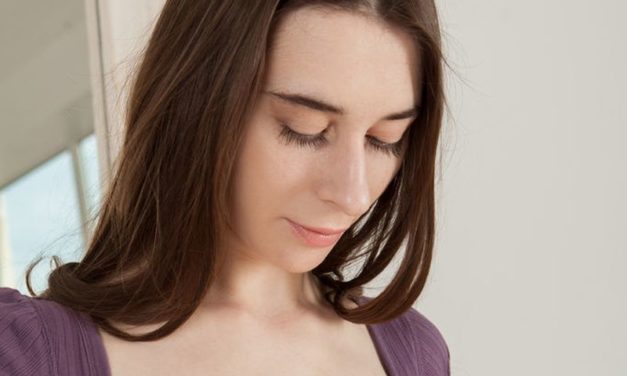 Clary, knappe brunette, gooit haar mooie benen in de lucht