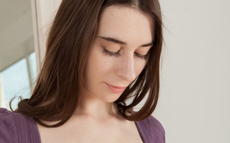 Clary, knappe brunette, gooit haar mooie benen in de lucht