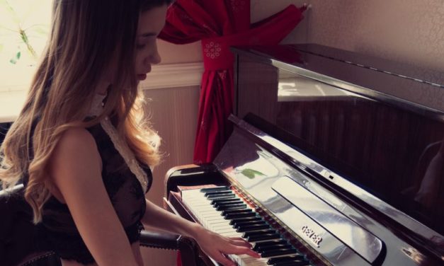 Mila Azul speelt piano in lingerie en naakt