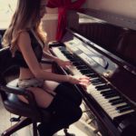 Mila Azul speelt piano in lingerie en naakt — photo 5