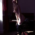 Mila Azul speelt piano in lingerie en naakt — photo 10