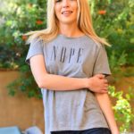 Tiffany Fox, mooie blonde milf gaat buiten bloot — photo 2