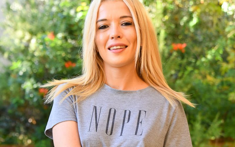 Tiffany Fox, mooie blonde milf gaat buiten bloot