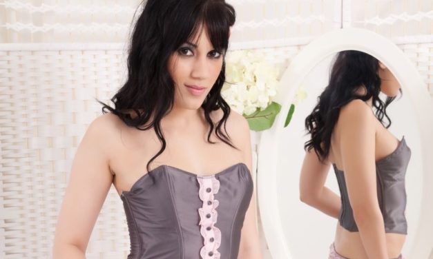 Vikky Gabrielle, donkerharige schoonheid, is lekker in mooie sexy lingerie