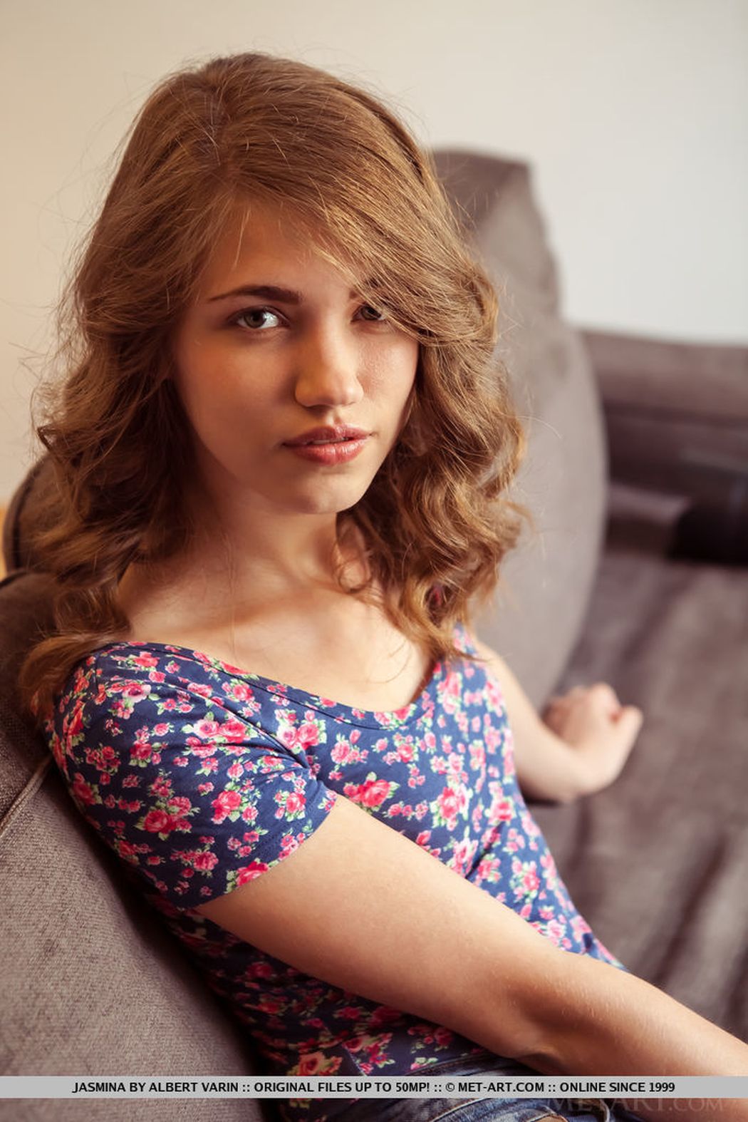 Jasmina gaat helemaal naakt in haar huiskamer 03