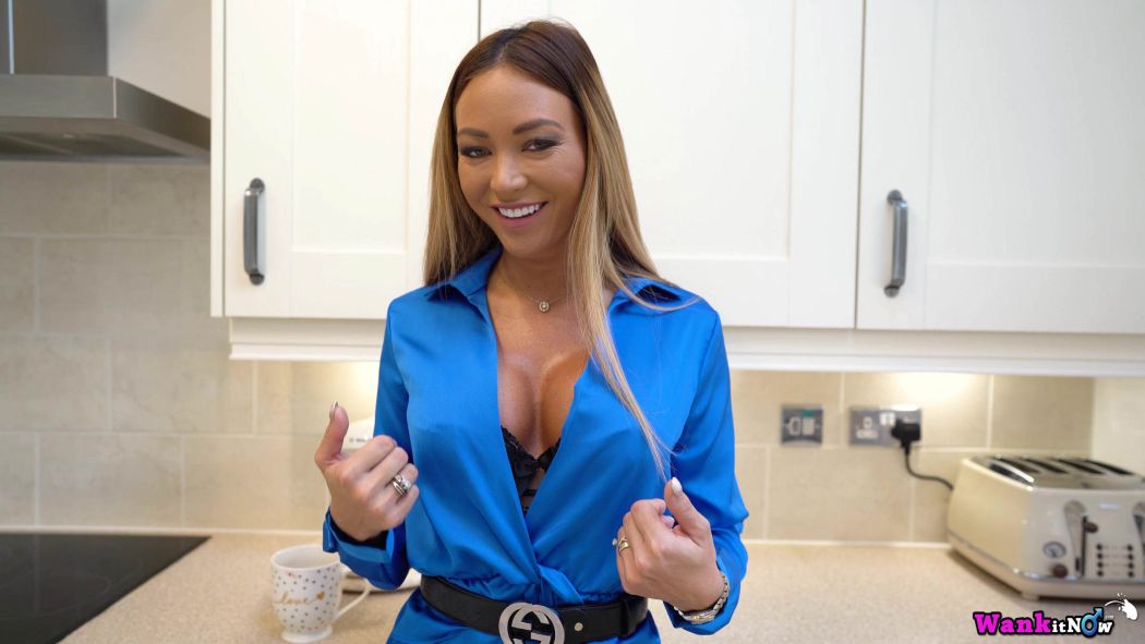 Natalia Forrest sexy lingerie en masturberen in de keuken 02
