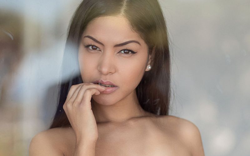 Wakker worden met Chloe Rose, een knappe Aziatische vrouw