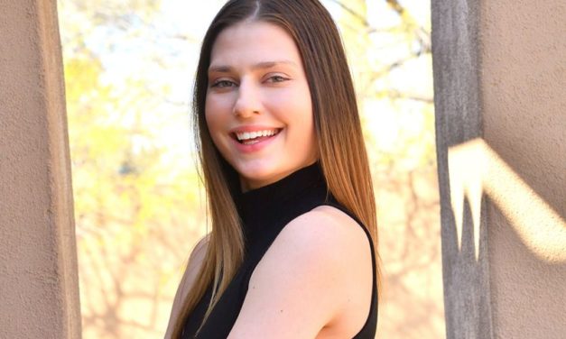 Kamryn, zwarte strakke lange jurk en een dildo in haar kutje