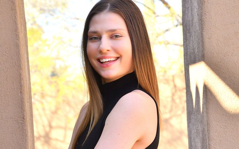 Kamryn, zwarte strakke lange jurk en een dildo in haar kutje