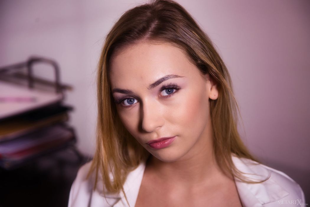 geile verpleegster in sexy lingerie en masturberen 04