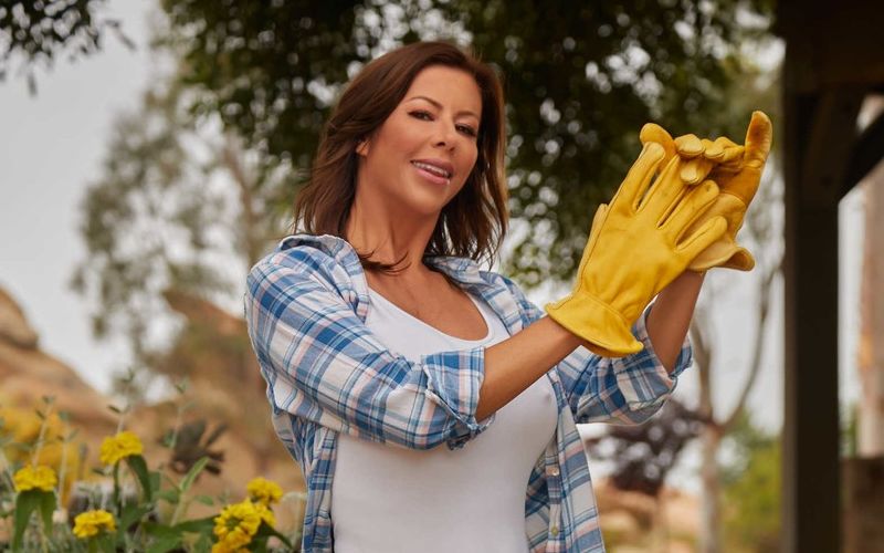 Naakt Tuinieren, een geile milf met grote borsten vind van wel