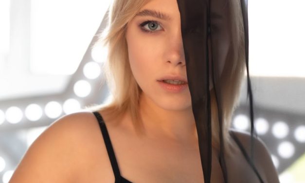 Sandy, knap blondje met mooie tatoeages gaat naakt