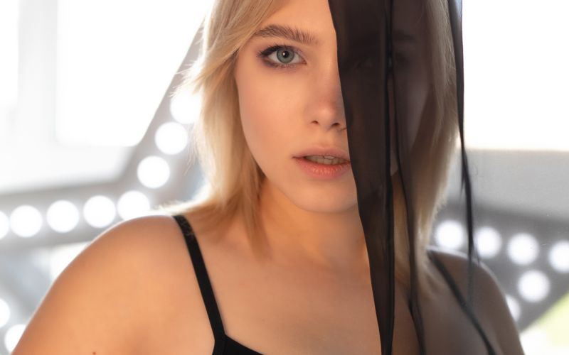 Sandy, knap blondje met mooie tatoeages gaat naakt