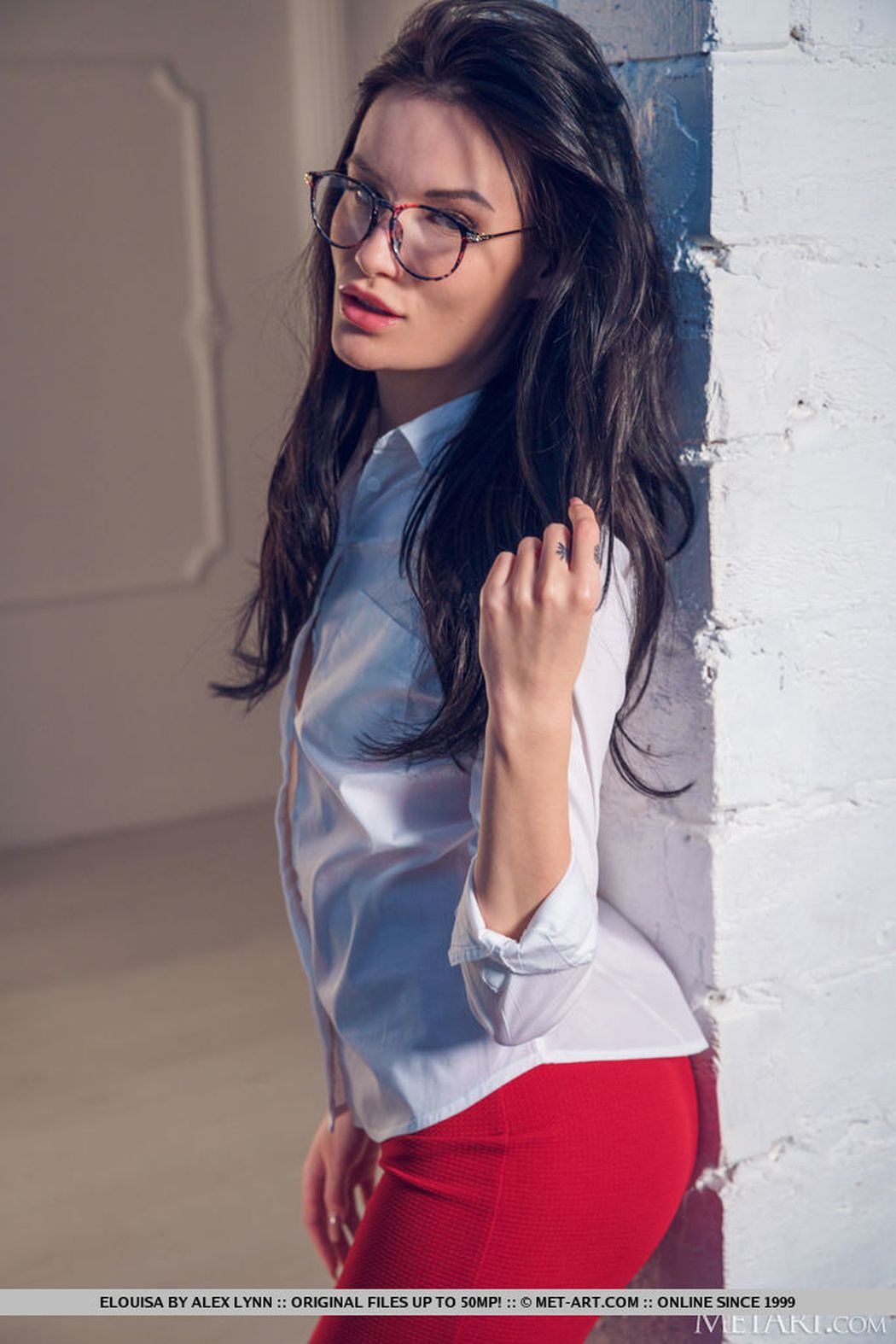 Naakte Vrouwen, van een snoepwinkel tot een heerlijke booty 3 Knappe donkerharige babe heeft een geil brilletje op