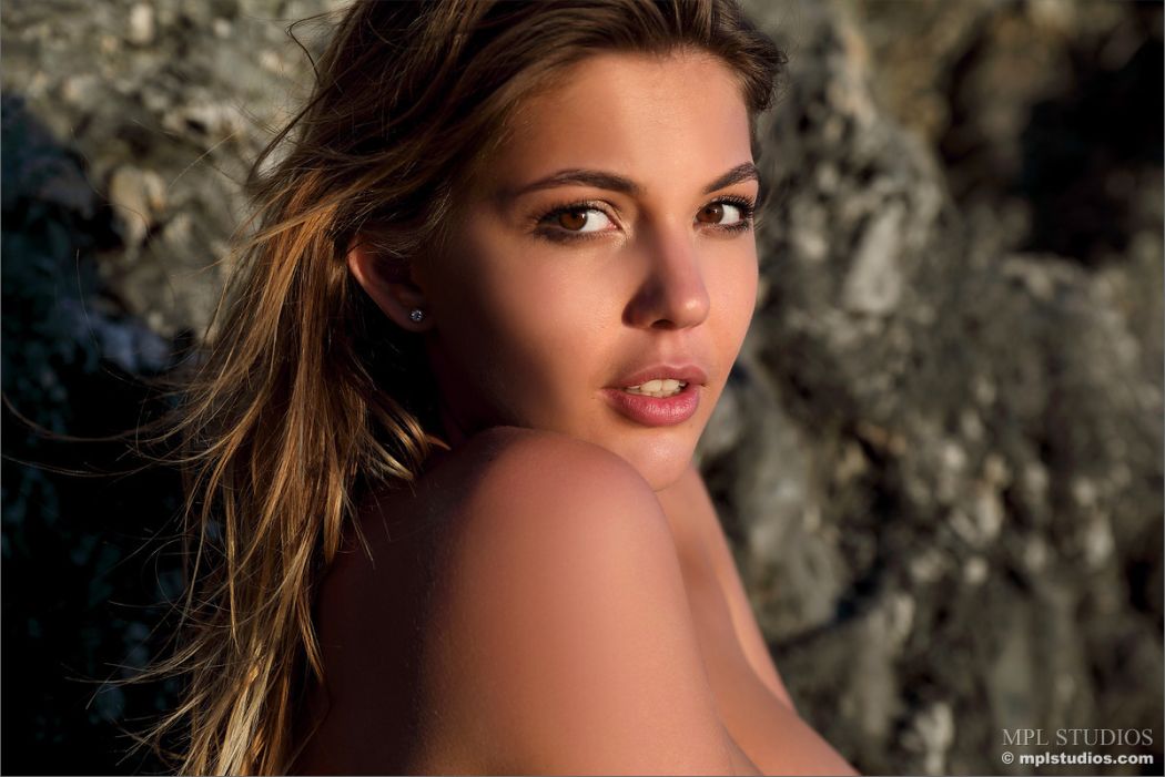 Naakte Vrouwen, van een snoepwinkel tot een heerlijke booty 10 Kaitlin knappe babe gaat naakt op de rotsen 005