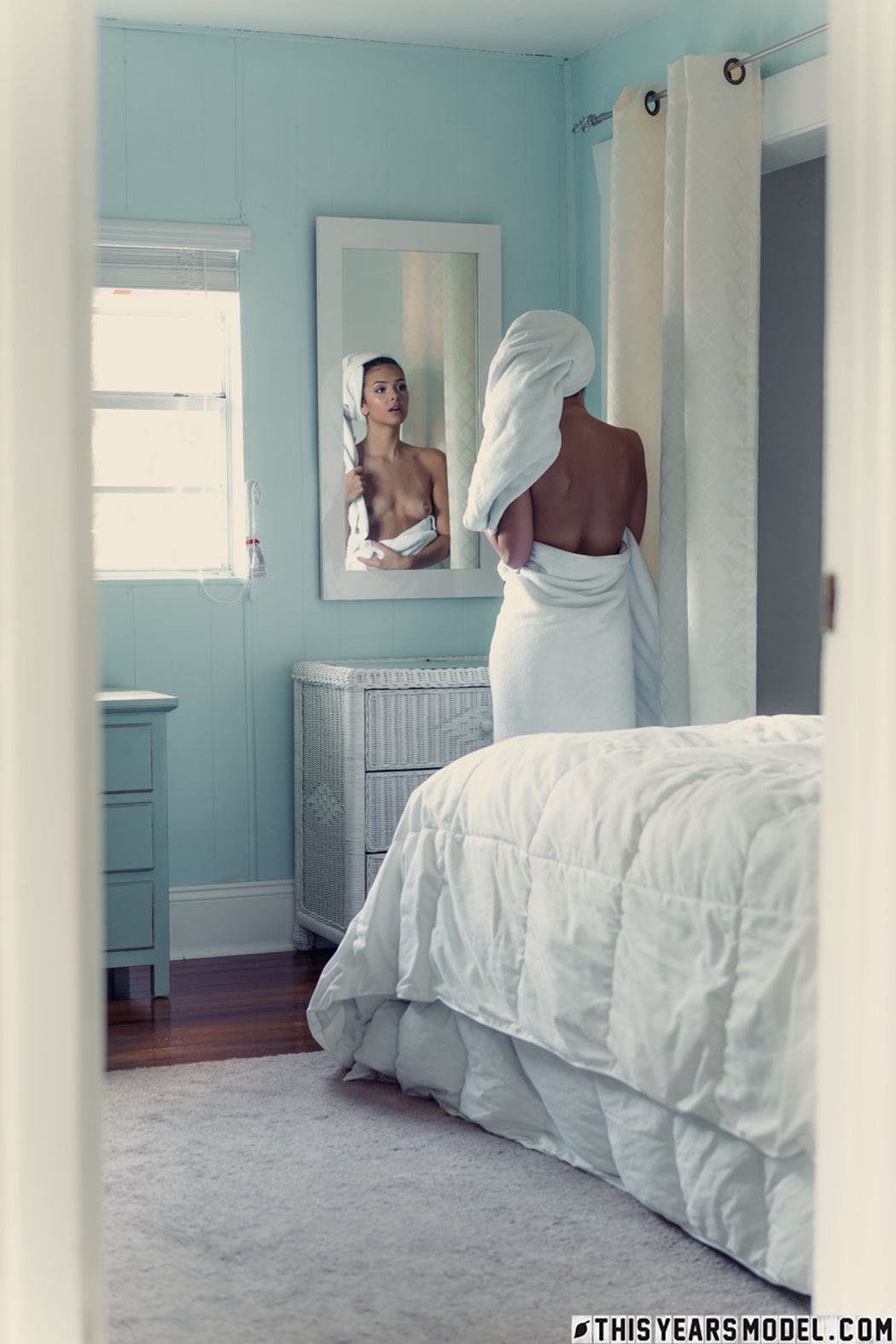 Lola Sinclair maakt zich klaar voor een avondje stappen 02