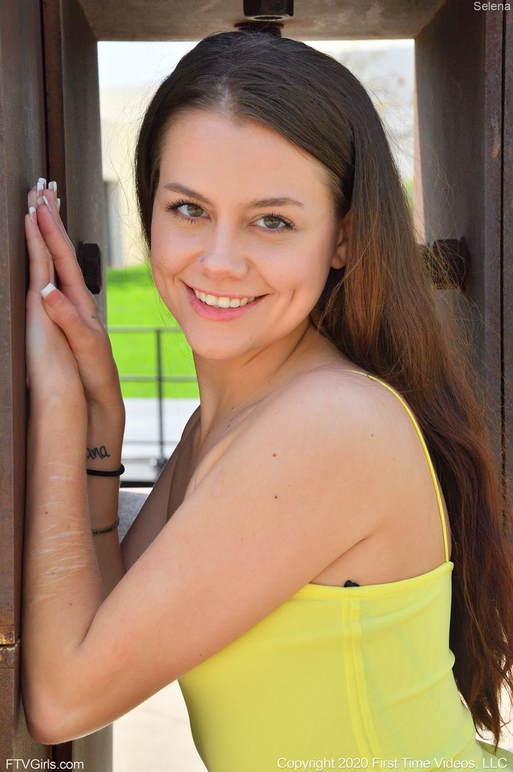 Selena geel zomerjurkje laat maar wat graag haar kutje zien 05