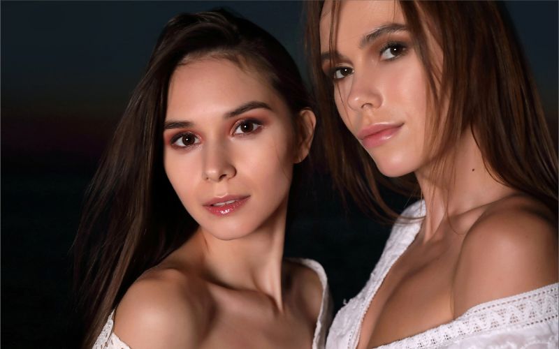 Erotische foto’s van twee knappe vrouwen die naakt gaan