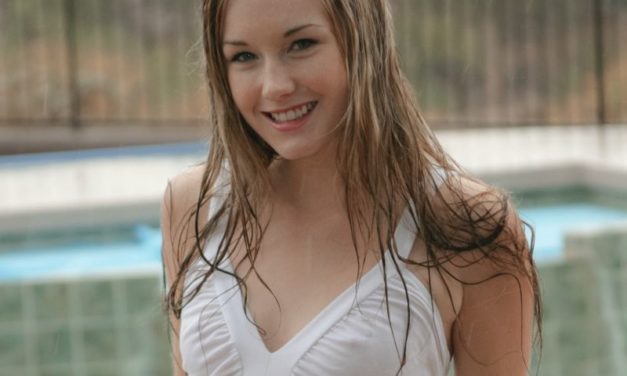 Naakt in de regen, Jewel trekt haar natte zomerjurkje uit