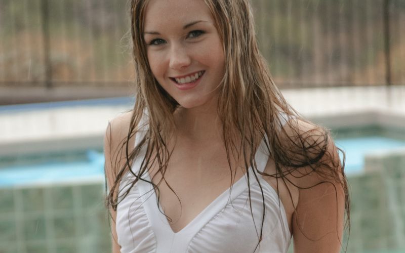 Naakt in de regen, Jewel trekt haar natte zomerjurkje uit