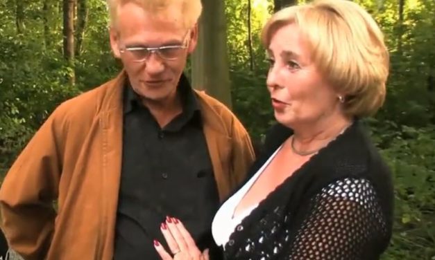 Knappe oma en opa hebben nog steeds sex; ze doen een pornocasting