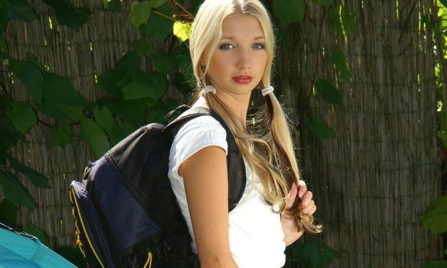 Naakt kamperen met een geil blondje genaamd Mina B