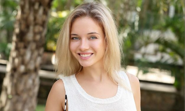 Danica naakt bij het zwembad, ze heeft het ook warm