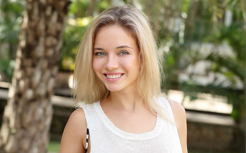 Danica naakt bij het zwembad, ze heeft het ook warm