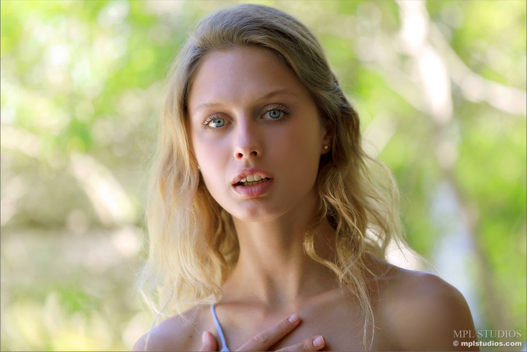 clarice trekt haar blauwe zomerjurkje uit 005