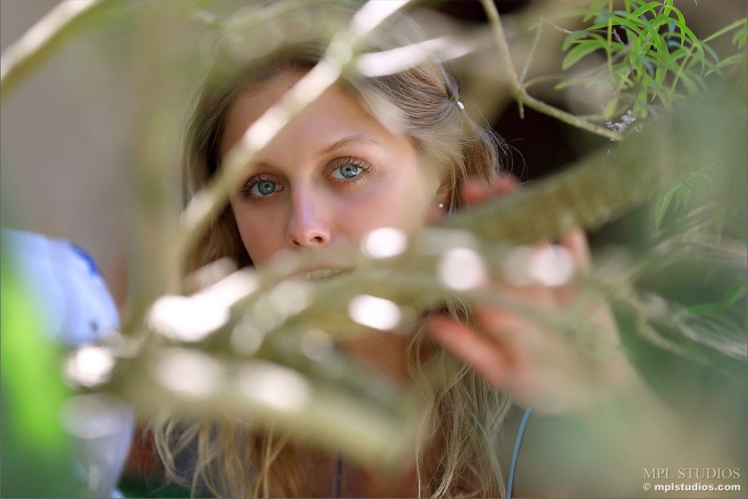 clarice trekt haar blauwe zomerjurkje uit 012