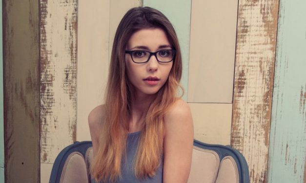 Mila Azul, mooi naakt als altijd en uitdagend