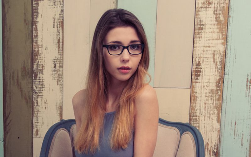 Mila Azul, mooi naakt als altijd en uitdagend