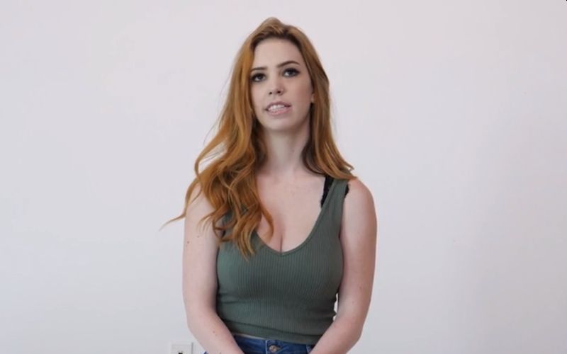 Nala Brooks, rood haar en grote natuurlijke borsten, doet een pornocasting