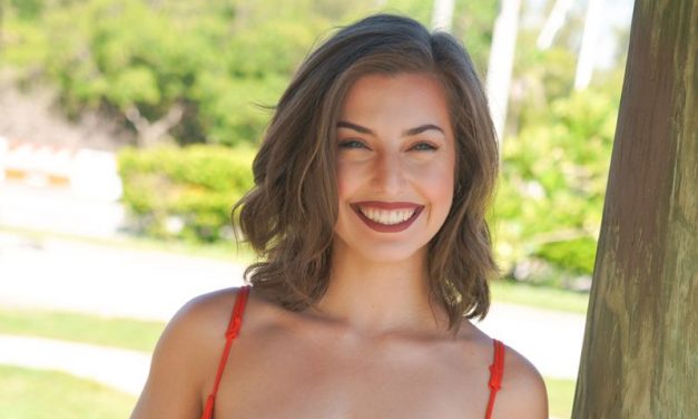 Spencer, een hete milf in een sexy rood jurkje, gaat naakt