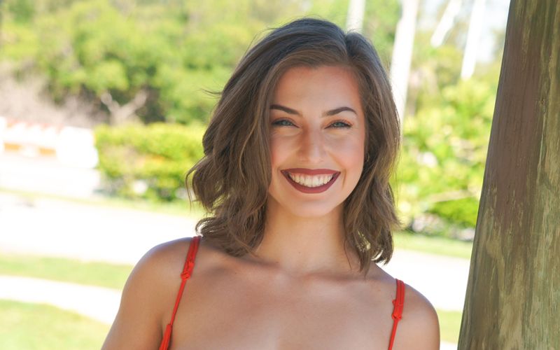 Spencer, een hete milf in een sexy rood jurkje, gaat naakt