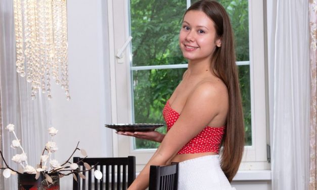 Miledy, brunette met lang haar, steekt een vinger in haar kutje