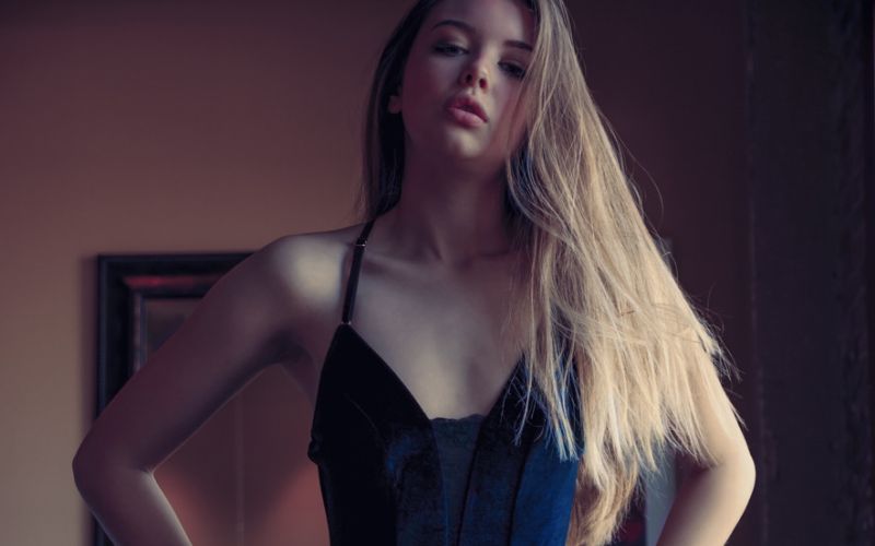 Lana Lea, knappe jonge vrouw in een hele strakke spijkerbroek