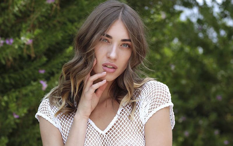 Masha Shy zit alvast naakt klaar aan de picknicktafel